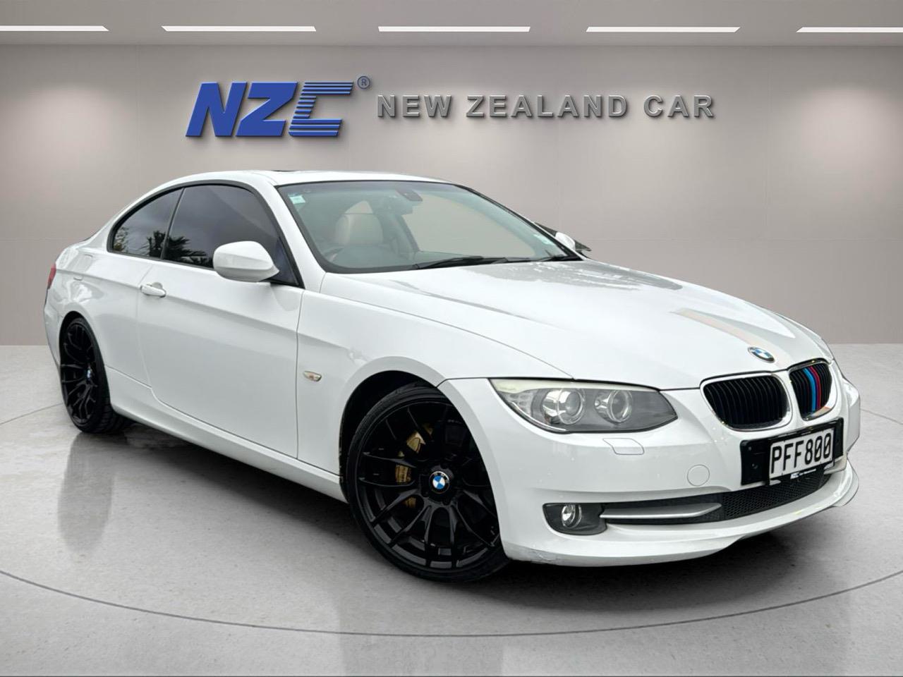 2010 BMW 320i COUPE + SUNROOF + LEATHER SEATS
